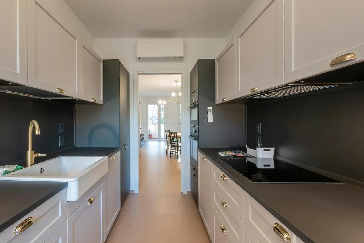 Nuovo E Ampio Appartamento Con Terrazzo - Via Depretis Milaan